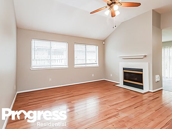 3rd image of 18118 Gravenhurst Ln