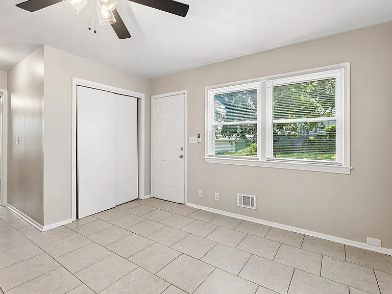 3915 Crown Point Ave — Photo 12