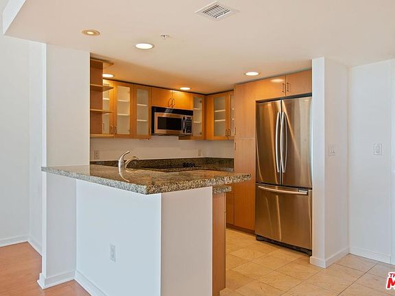 5th image of 13700 Marina Pointe Dr Unit 814