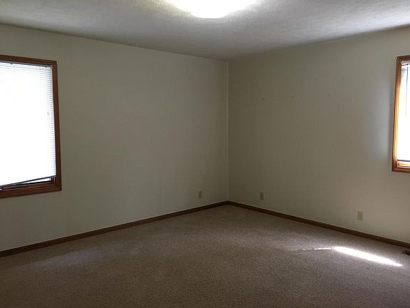 3rd image of 261 E 20th St
