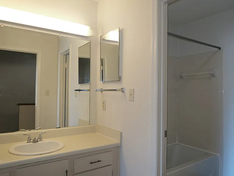 138 Kingsbury Dr — Photo 12