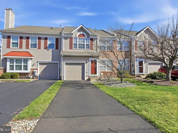 25 Honey Locust Ln, Newtown, PA 18940