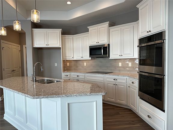 4th image of 1052 NW Creekside Dr