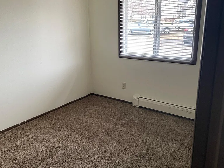 Colony Court Apartments — Photo 9
