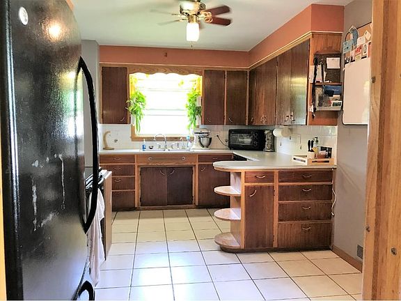 Kitchen with nice peninsula and built in shelves