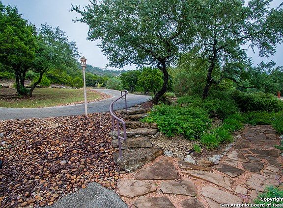 3rd image of 733 White Oak Dr