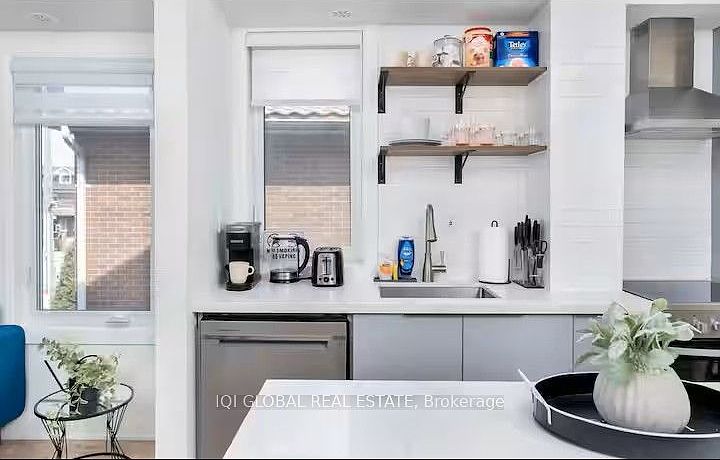1st image of 525 Ossington Ave APT 2