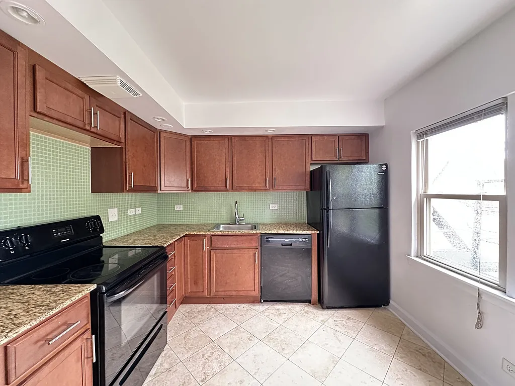 Attractive 2 Bed, 1 Bath at Milwaukee + Howard (Niles) — Photo 3