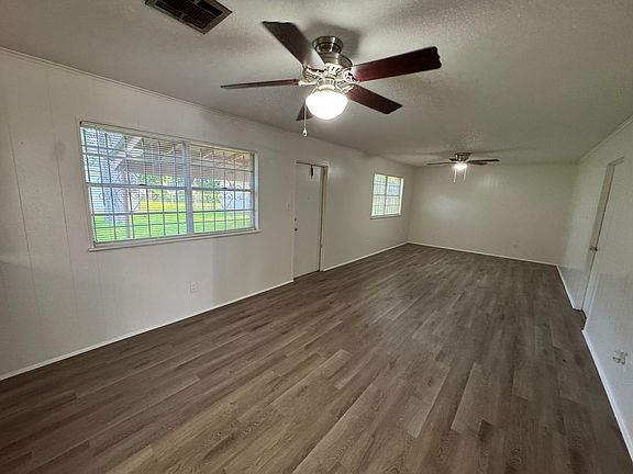 3rd image of 1403 Holiday Pl