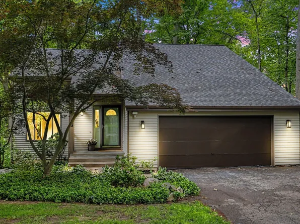 337 Horseshoe Ct, Plainwell, MI 49080