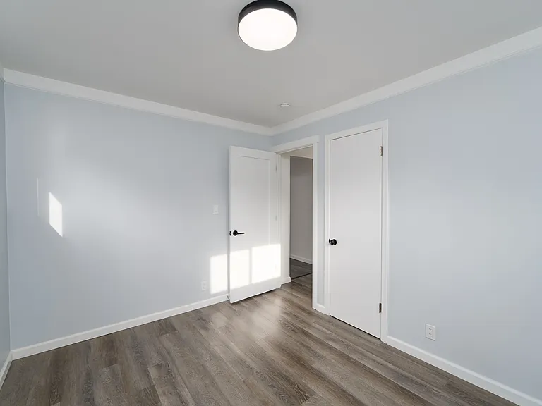 966 E Barrett Ave — Photo 5