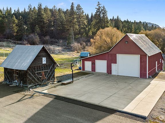 HUGE 40x45 detached shop, sports court, fire pit area, & 50x50 fenced garden area! Cool old 1930's barn has 240 power.>
