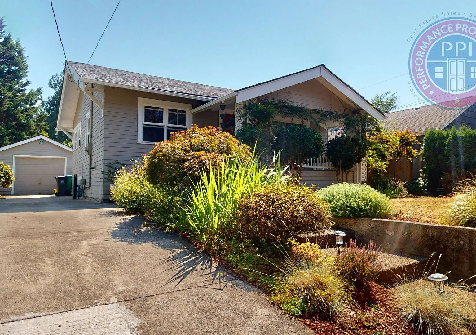 Prime South Tabor - Character, Beautiful Updates Throughout, Lovely Backyard Oasis & Unbeatable L... — Photo 2