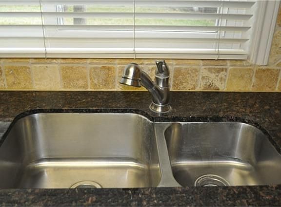 4th image of 2907 Colony Dr