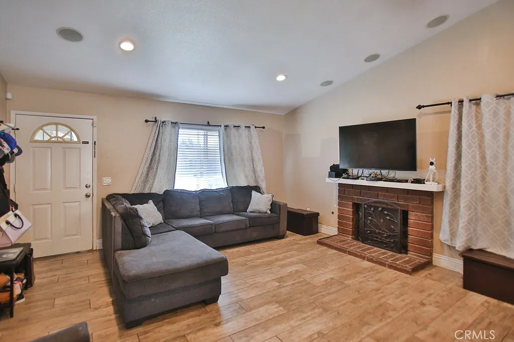 2 bed, 851 sqft, $3,000 — Photo 4