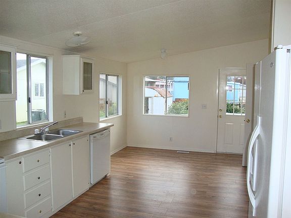 5th image of 205 Benson St