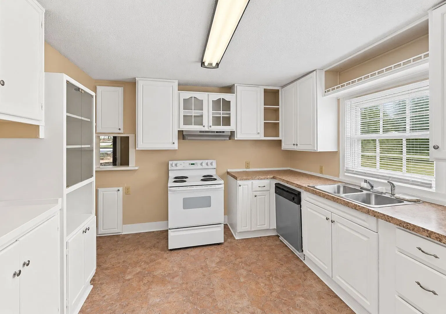 Charming 2BR Bungalow with Spacious Backyard Near Downtown Gastonia! — Photo 2