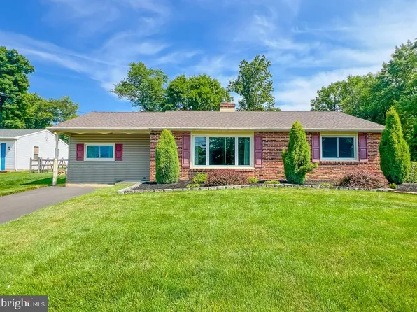 15 North Dr, Holland, PA 18966