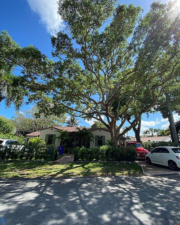 1st image of 704 Coconut Dr