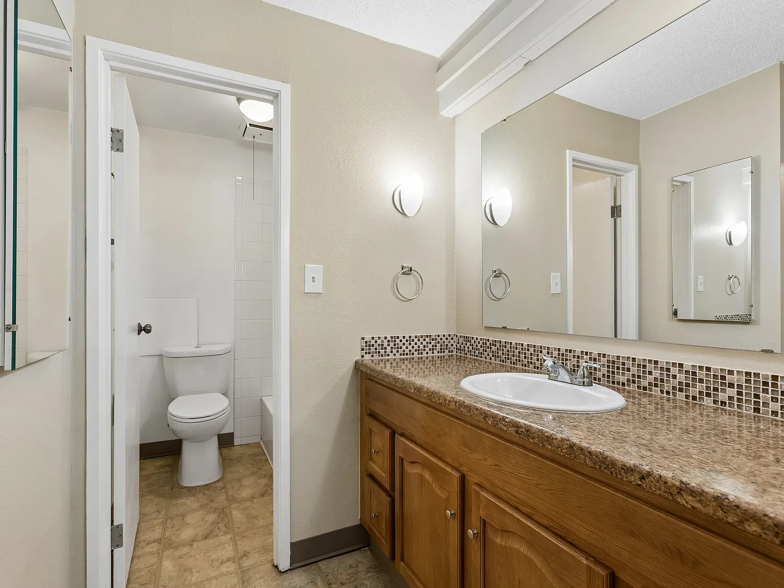 2855 S Monaco Pkwy — Photo 2