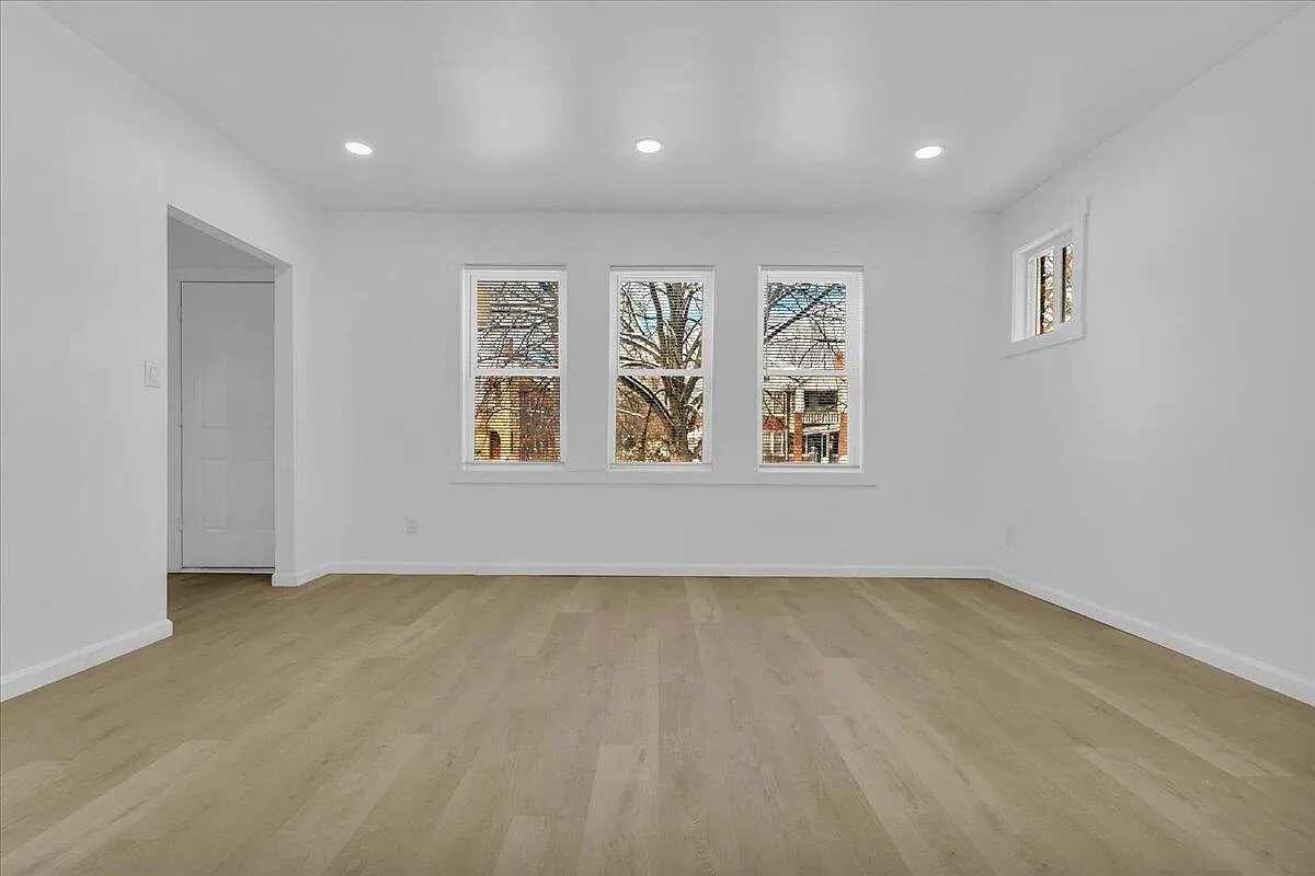 3 bed, 2.5 bath, 2600 sqft, $1,400 — Photo 3