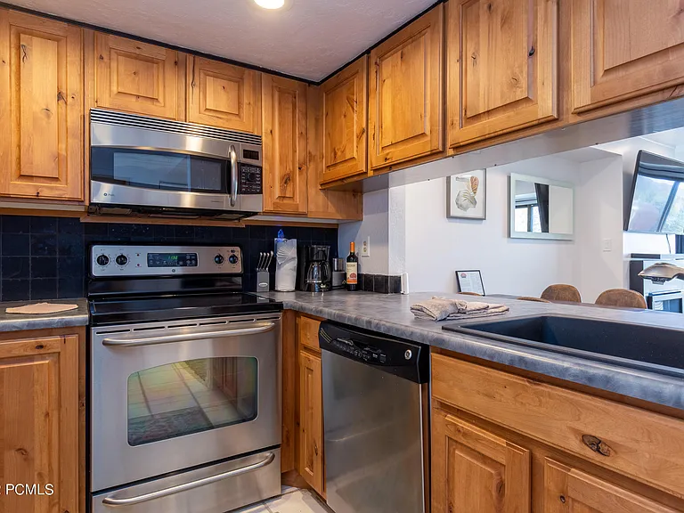 2000 Prospector Ave #409 — Photo 4