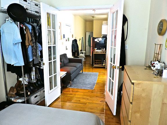 3rd image of 233 E 77th St #1