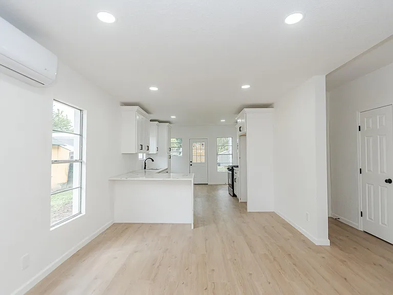 320 E Murrill St — Photo 5