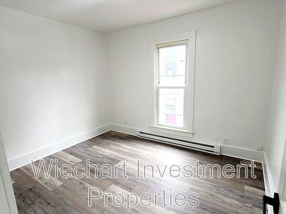 4th image of 931 1/2 W Wayne St
