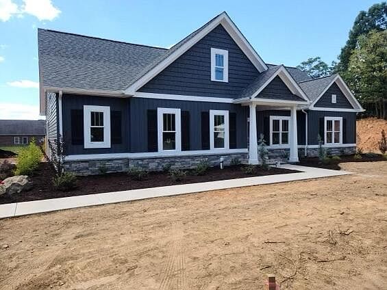3rd image of 943 Craig Ave