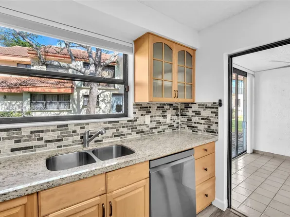 3405 Emerald Oaks Dr #207, Hollywood, FL 33021