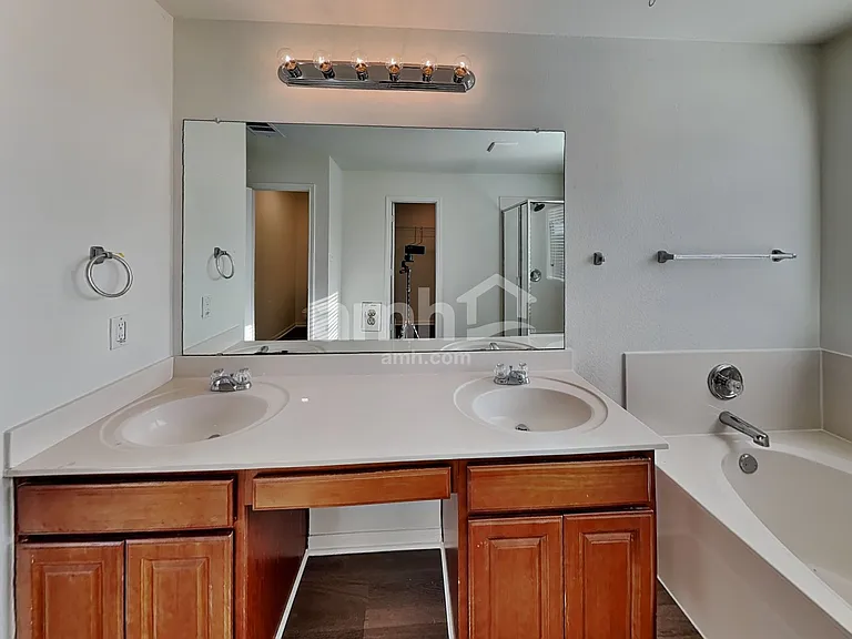 1701 Amberwood Loop — Photo 10