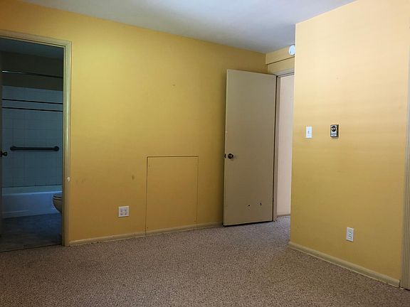 5th image of 5017 22nd Ave NE APT 2