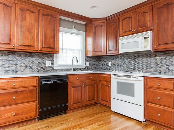 4th image of 2233 Lancashire Dr