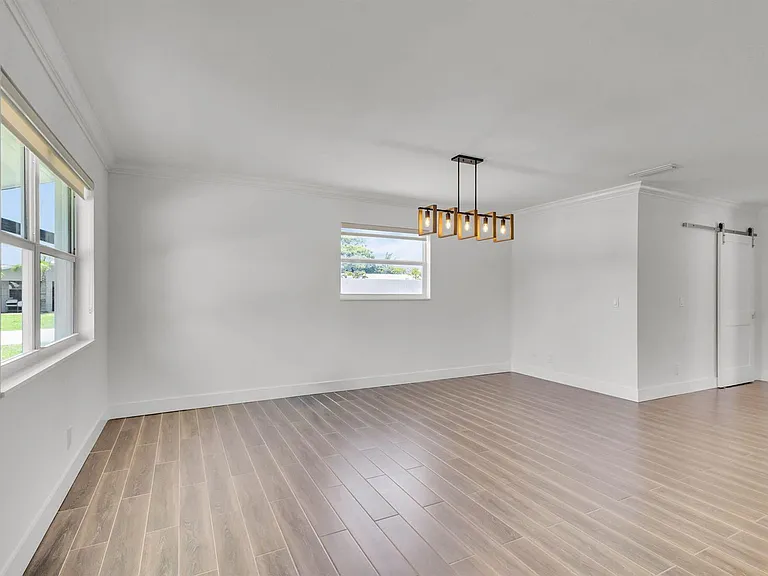 204 W Whitney Dr — Photo 6