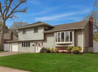 9 Sagamore St, Plainview, NY 11803