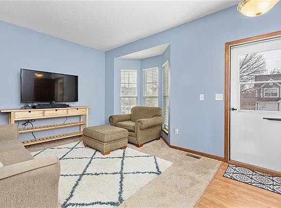 5th image of 831 River Dr
