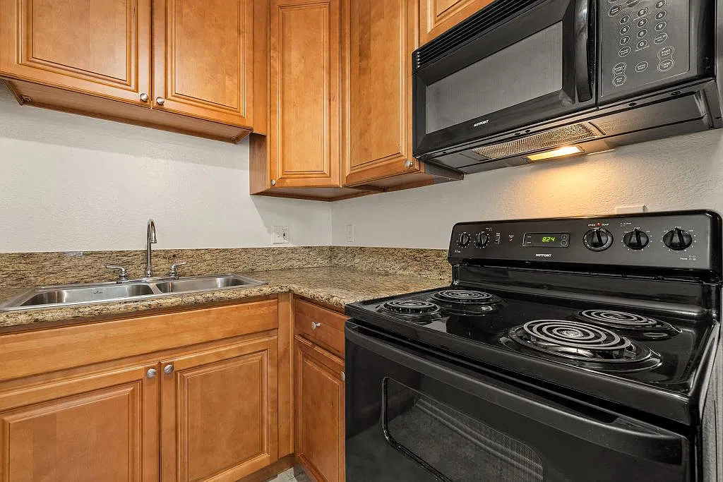 Topanga Canyon Apartments — Photo 4