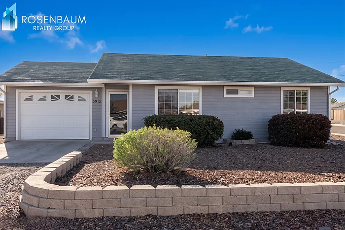 3912 N Taylor Dr — Photo 2