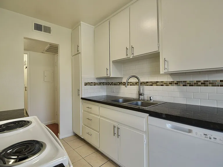 12241 Burbank Blvd — Photo 5