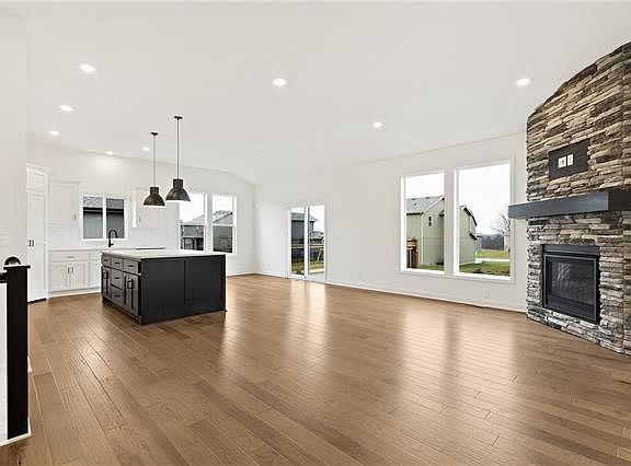 3rd image of 1808 NE Ravenwood Dr