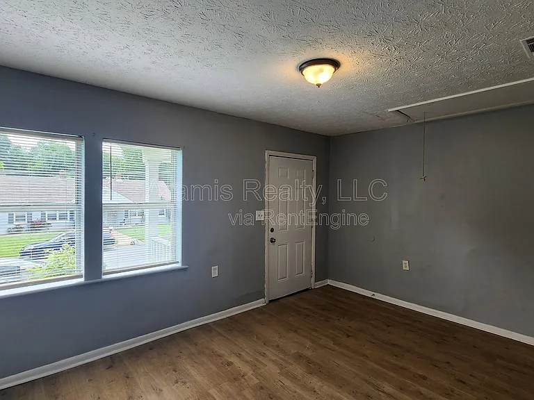 248 Rosser St SW — Photo 2