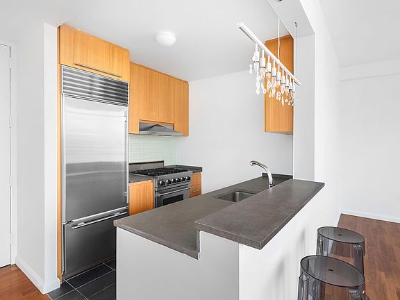 4th image of 505 Greenwich St APT 14F