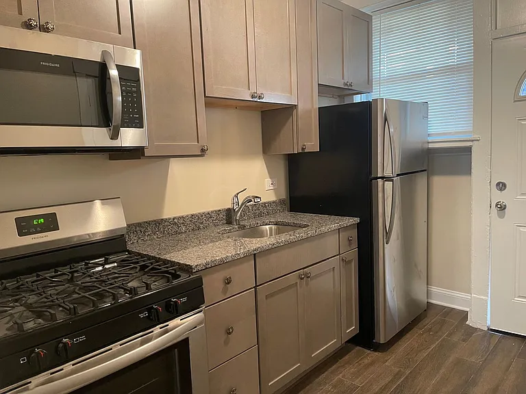 2540 W Thorndale Ave #1 — Photo 2