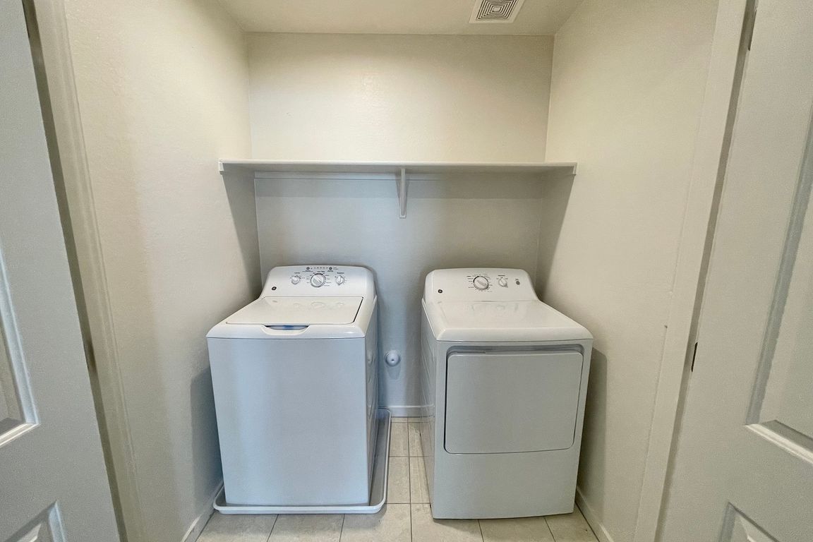 Full Size W/D - Laundry Rom