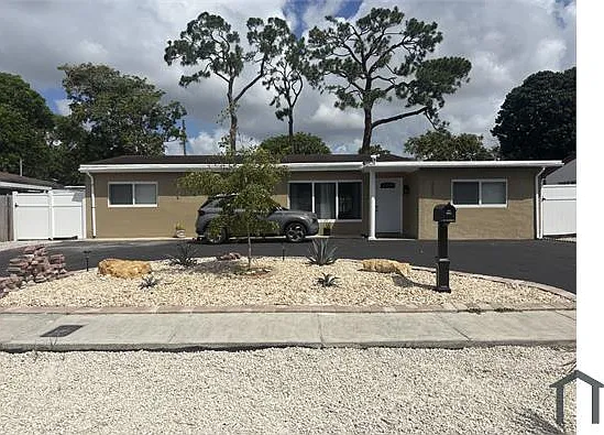 1055 Iroquis Ave — Photo 3