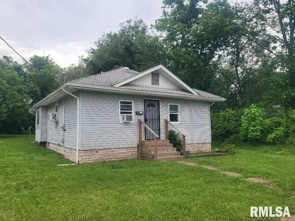 301 N Stotlar St, Benton, IL 62812