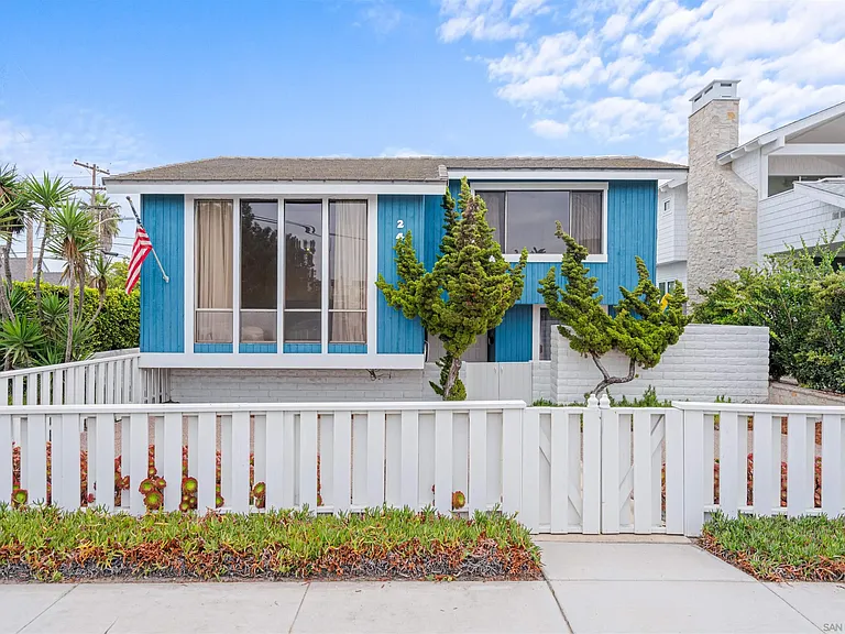 2435 Camino Del Mar — Photo 1