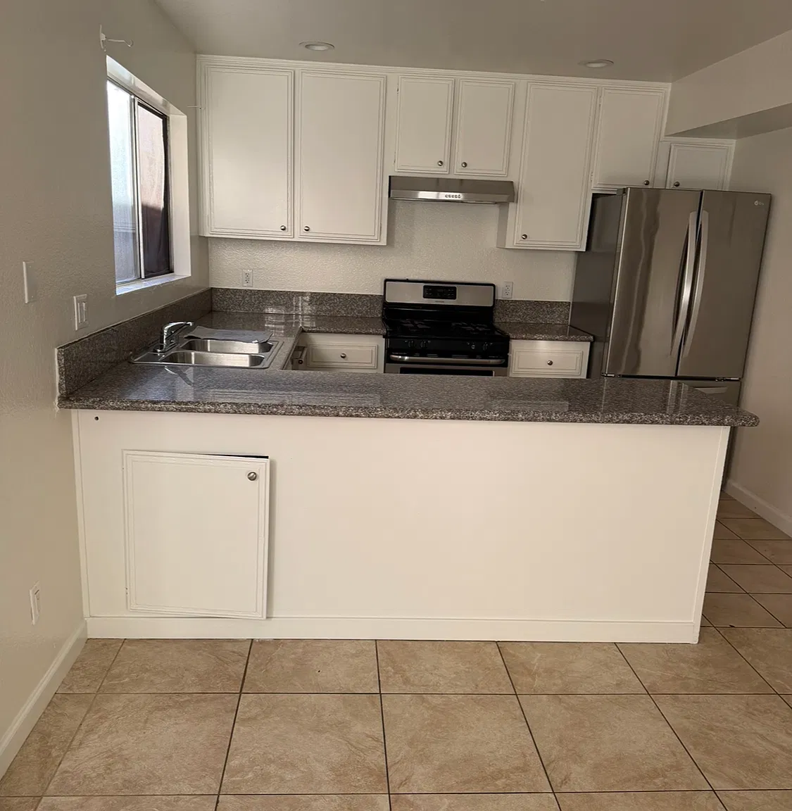 3 bed, 1200 sqft, $3,300 — Photo 4