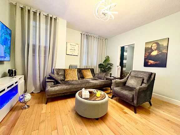2nd image of 2105 33rd St APT 1F